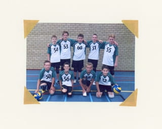 ontdek hoe jongere cédrik brood leerzame volleybalwedstrijden speelt en zijn vaardigheden verbetert in een sportieve en educatieve omgeving.