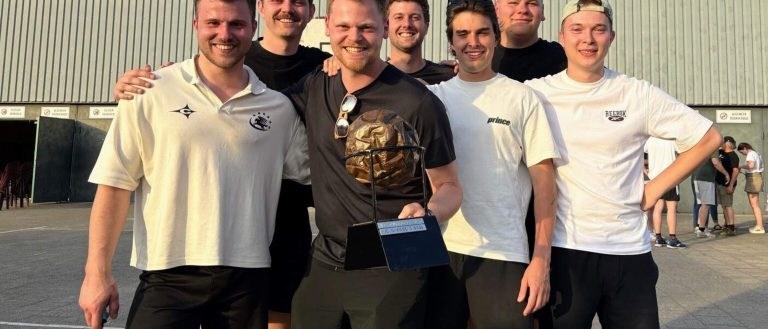 jongere cédrik brood speelt spannende en leerzame volleybalwedstrijden die zijn vaardigheden en teamgeest versterken.