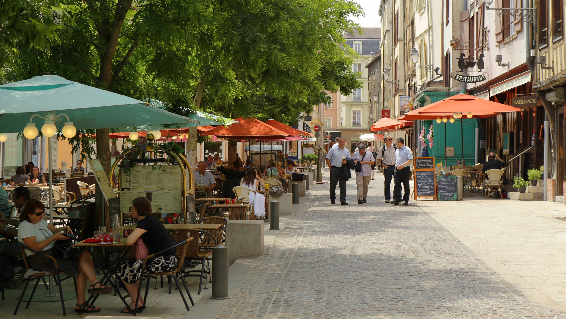 ontdek hoe saint-jean-d'illac zijn identiteit vormgeeft te midden van de prachtige champagnestreek, een unieke mix van cultuur en natuur.