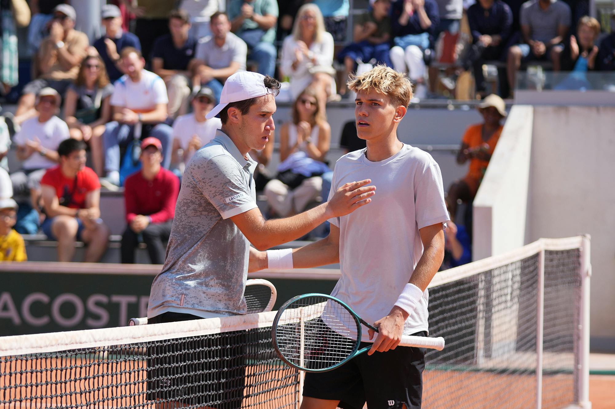 ontdek hoe de 17-18 jaar oude tenniskampioenen van gard schitteren in hun nieuwste wedstrijden en toernooien.