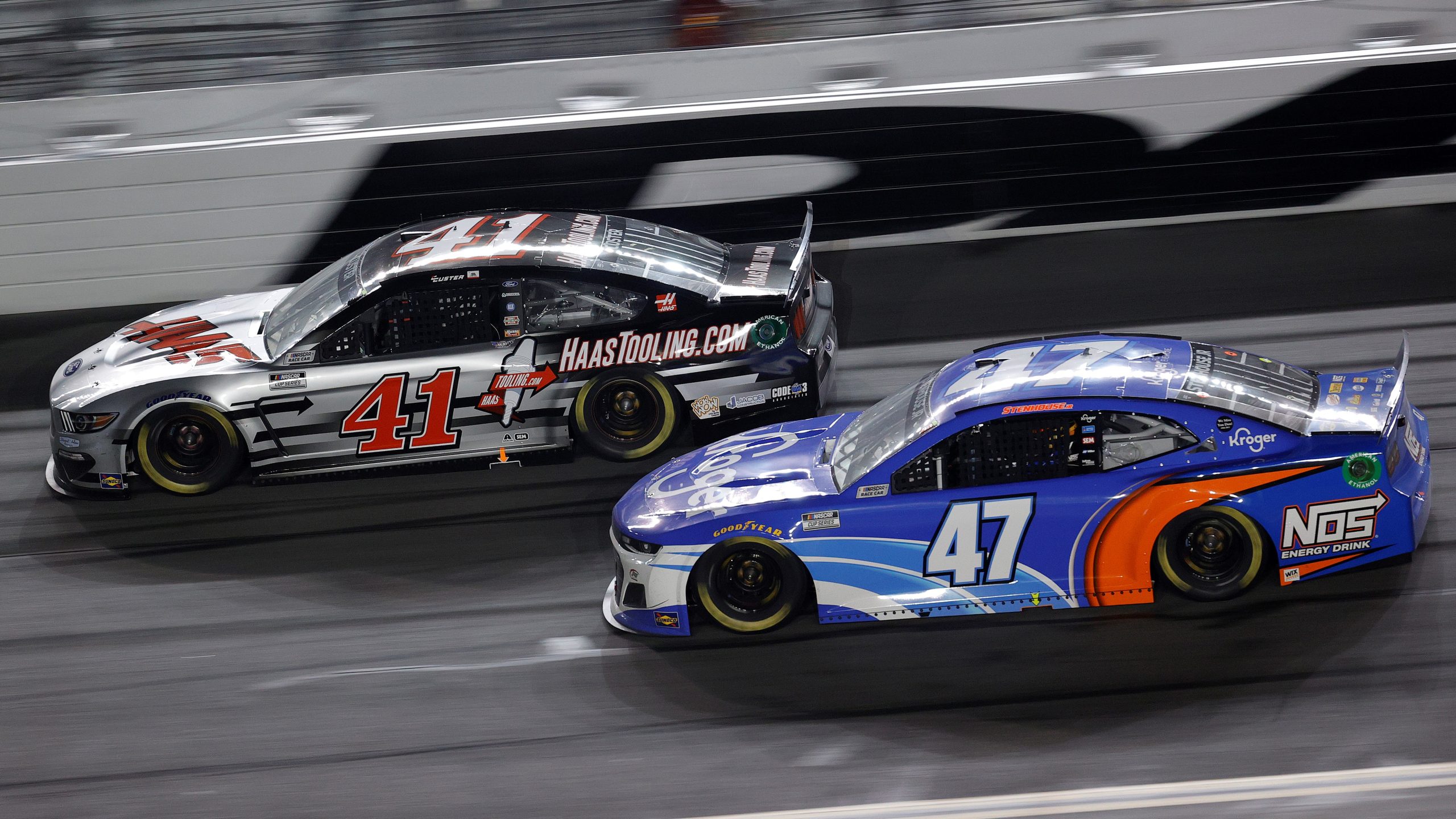 zachte pinguïns racen mee in nascar met ricky stenhouse jr. ontdek deze unieke combinatie van schattigheid en snelheid in een spannende race-ervaring.