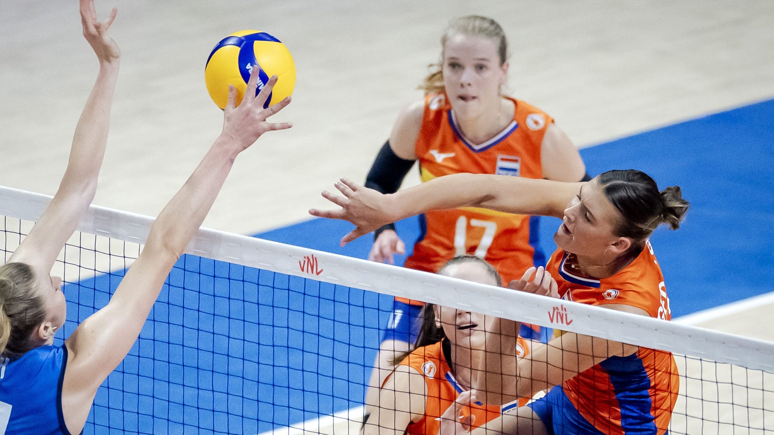 volleybal vrouwen elite: een alles-of-niets duel voor pays vien. volg de spannende wedstrijd en mis geen moment van de actie.
