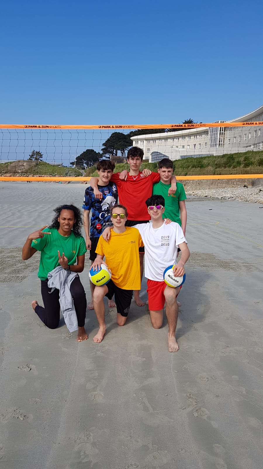 ontdek het spannende volleybaltoernooi bij kloar aven vb 29, waar teams strijden voor de overwinning in een gezellige sfeer.
